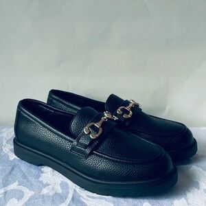 AEROSOLES Black Leather Loafers with Gold Hardware size 8